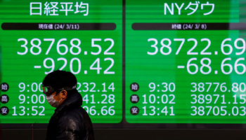Asian Stocks Pare Losses as Oil Prices Dip, Wall St Futures Rise