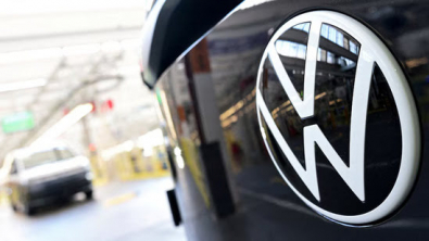 European Shares Dip ahead of US Jobs Data; Volkswagen Jumps