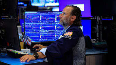 S&P 500, Nasdaq Slip on Tech Losses and Iran Risks