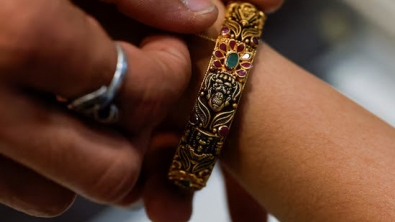 Gold Reclaims $4,000/oz Level as USD Slips, US Shutdown Woes Persist