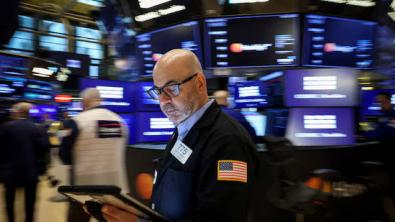 Wall St Ends Slightly Higher on Mideast Peace Hopes