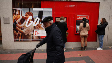 Santander Weighs Up to 3,000 Early Retirements in Spain