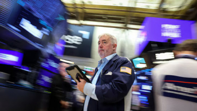 Wall St Ends Higher on Tech Gains, US-Iran Peace Hopes