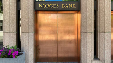 Norway Central Bank Keeps Rate on Hold, Eyes Cut this Year