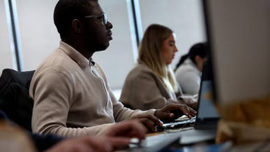 UK Jobs Market Shows more Signs of Slowing, BoE Considers Rate Cut