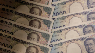 Dollar Firms Ahead of Central Banks as Steadier Stocks Drag