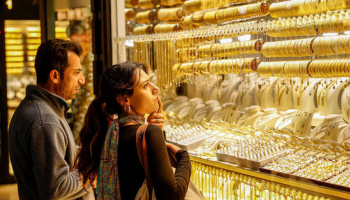 Gold Rises as Investors Seek Safety amid US Policy Jitters
