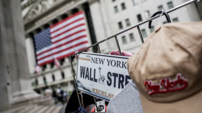 Wall St Falls on AI Spending Worries and $100 Oil