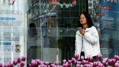 Asian Stocks Inch Higher, Aussie Dips as RBA Cuts Rates
