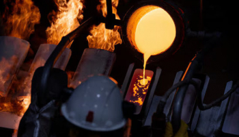 Gold Falls as Gulf Tension Spurs Fed Rate-Hike Bets