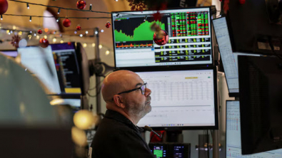 Wall St Ends Lower; Fears of AI Bubble and Inflation Send Investors Away