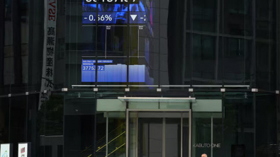 Asia Stocks Edge Up, Dollar Droops as Ceasefire Buoys Confidence