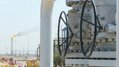 Oil Jumps over 3% as Strikes Threaten Hormuz Shipments
