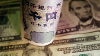 Yen Slips to 9-mth Low; Dollar Edges Up, Shutdown Set to End