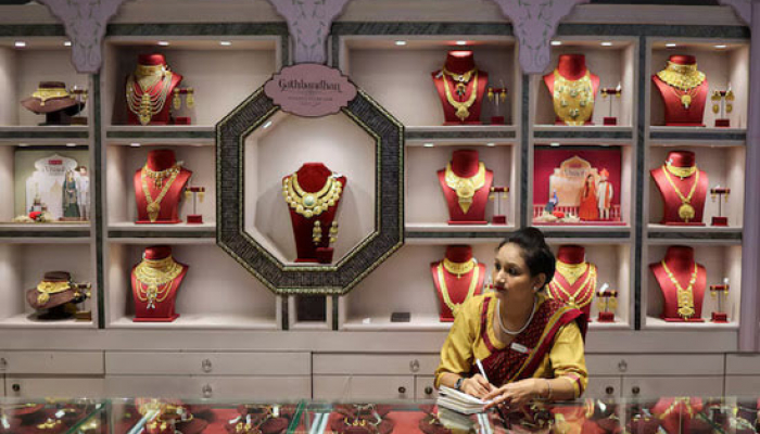 Gold Rises as Investors Weigh Geopolitical Risks, await Fed Minutes