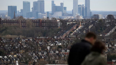 UK Lenders Scale Back Mortgage Supply for 1st Time in 3 Yrs