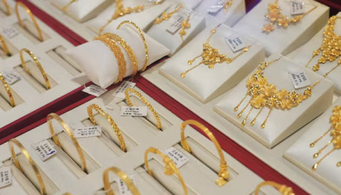 Gold Inches Lower as Firmer Dollar, Higher Yields Weigh