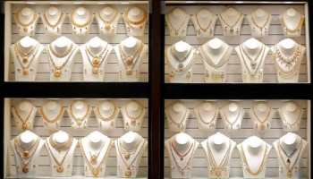 Gold Falls over 2% on Fading Middle East Peace Hopes