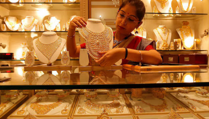 Gold Hits 2-Week High on Fed Outlook, Mideast Focus