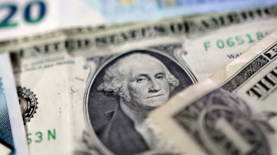 Dollar Set for Monthly Drop on Growing US Rate Cut Wagers
