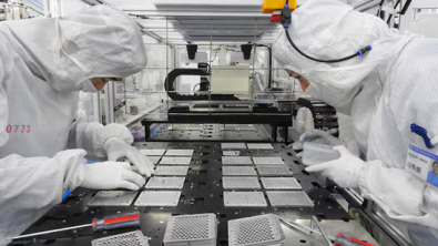 China's Services Growth Hits 6-mth Low in Dec, Private PMI