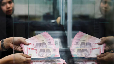 Holiday-Hit Asian FX Slips; Rupiah Down before Interest Rate Call