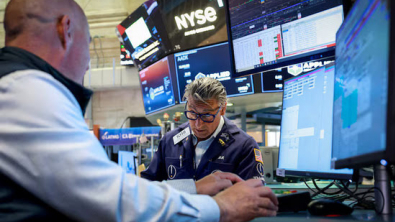 Wall Street Sinks on Bets Fed will Hike Rates this Year