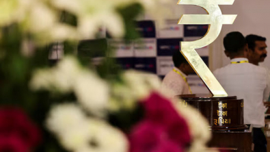 Rupee Ends nearly Flat, Cenbank Intervention Blunts Pressure