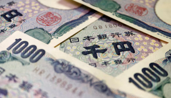 JPY Falls after Soft Growth Figures, USD Steady as Traders Weigh Rate Outlook