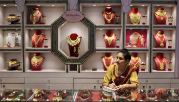 Gold Rises as Investors Weigh Geopolitical Risks, await Fed Minutes