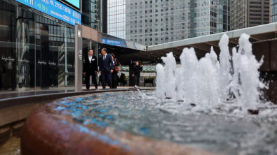 HK Debutants Jump as Hang Seng Falls; Lingyi Up 3%