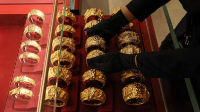 Gold Rises on Softer Dollar, on Track for Fourth Weekly Drop