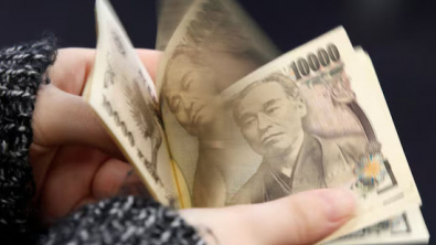 JPY Reverses Monday's Losses, EURUSD Edges Down before Fed Minutes, US GDP