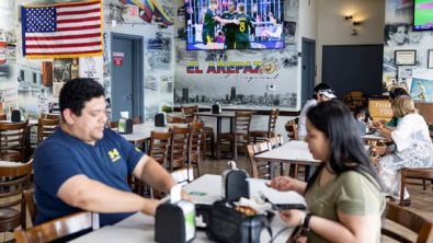US Restaurant Sales Drop as Iran War Pushes Gasoline Prices Higher