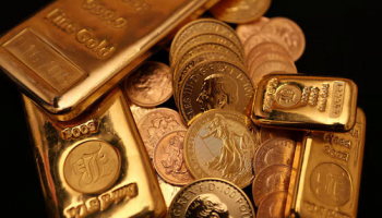 Gold Rises as Dollar, Yields Slip ahead of Key US Jobs Data