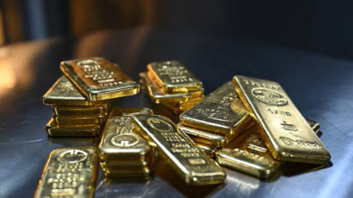 Gold Gains on US-Iran Ceasefire but Faces Monthly Drop