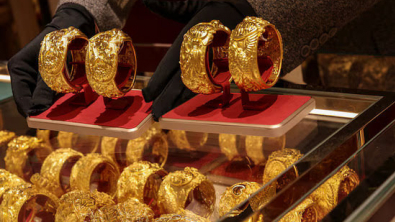 Gold Rises on Easing Oil as Fed Rate Verdict Looms