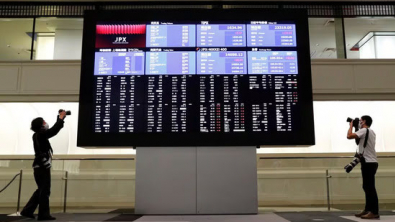 Asian Shares Dragged Lower by China, Treasury Yields Climb