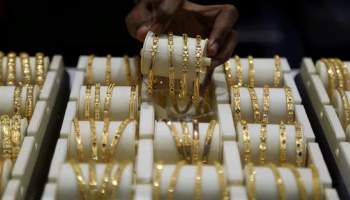 Gold Rises on Soft Employment Data, Lower Oil