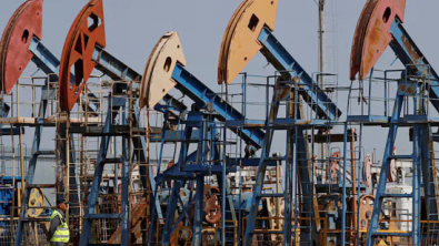 Oil Slips as Investors Assess Supply Outlook, US Stock Build