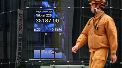 Stocks Steady ahead of Tech Earnings as Fed Drama Confounds