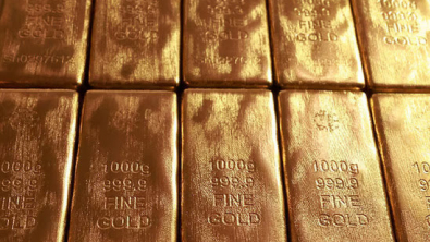 Gold Falls as Dollar, Yields Rise ahead of Inflation Data