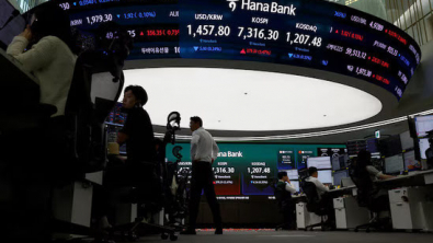 Asian Stocks Gain Weakly Ahead of Fed, Oil Drops