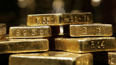 Gold Falls as Strong Dollar Counters Flight to Safety