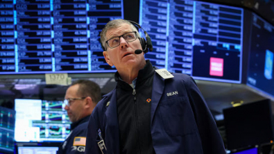 Nasdaq, S&P Tumble as Netflix, Chip Stocks Drag; AmEx Boosts Dow