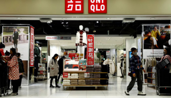 Uniqlo Owner Warns of Yen, Heatwaves; Raises Profit Outlook
