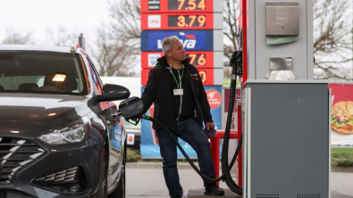 Poland Fuel Cap May Ease Pressure on Central Bank to Tighten