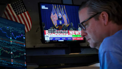 Wall Street Ends Down, Traders See no Rate Cuts before 2027