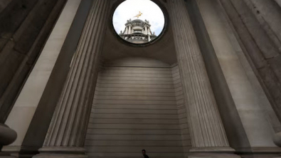 BoE Halts Long-Dated Gilt Sales, Rewrites QE Unwind Plan