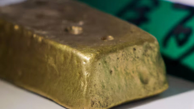 Gold Slips 1% as Oil Rally Brings Fed Rate Hikes into Focus